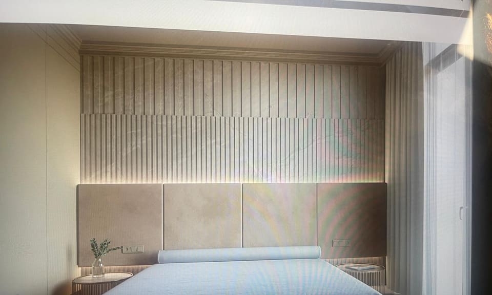 Bedroom with grooved decorative render niche