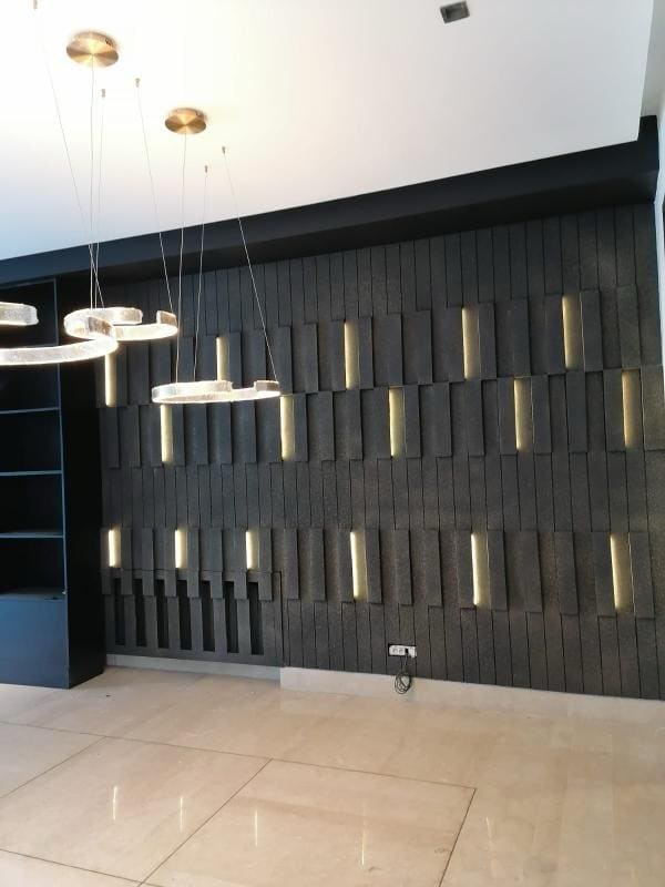 Mur décoratif 3D noir dans un salon contemporain