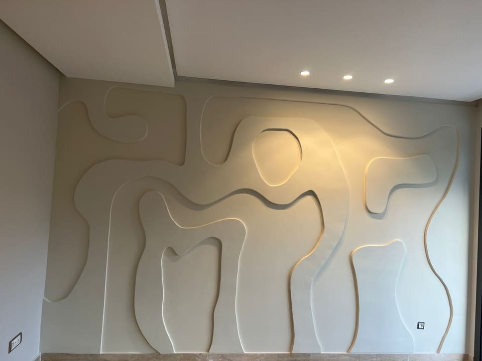 Mur en relief aux formes organiques