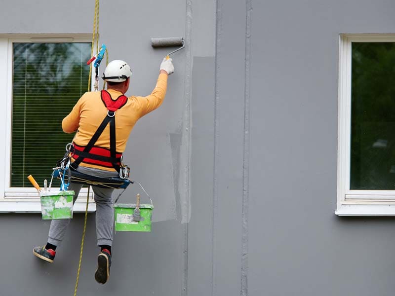 Peintre en hauteur sur façade
